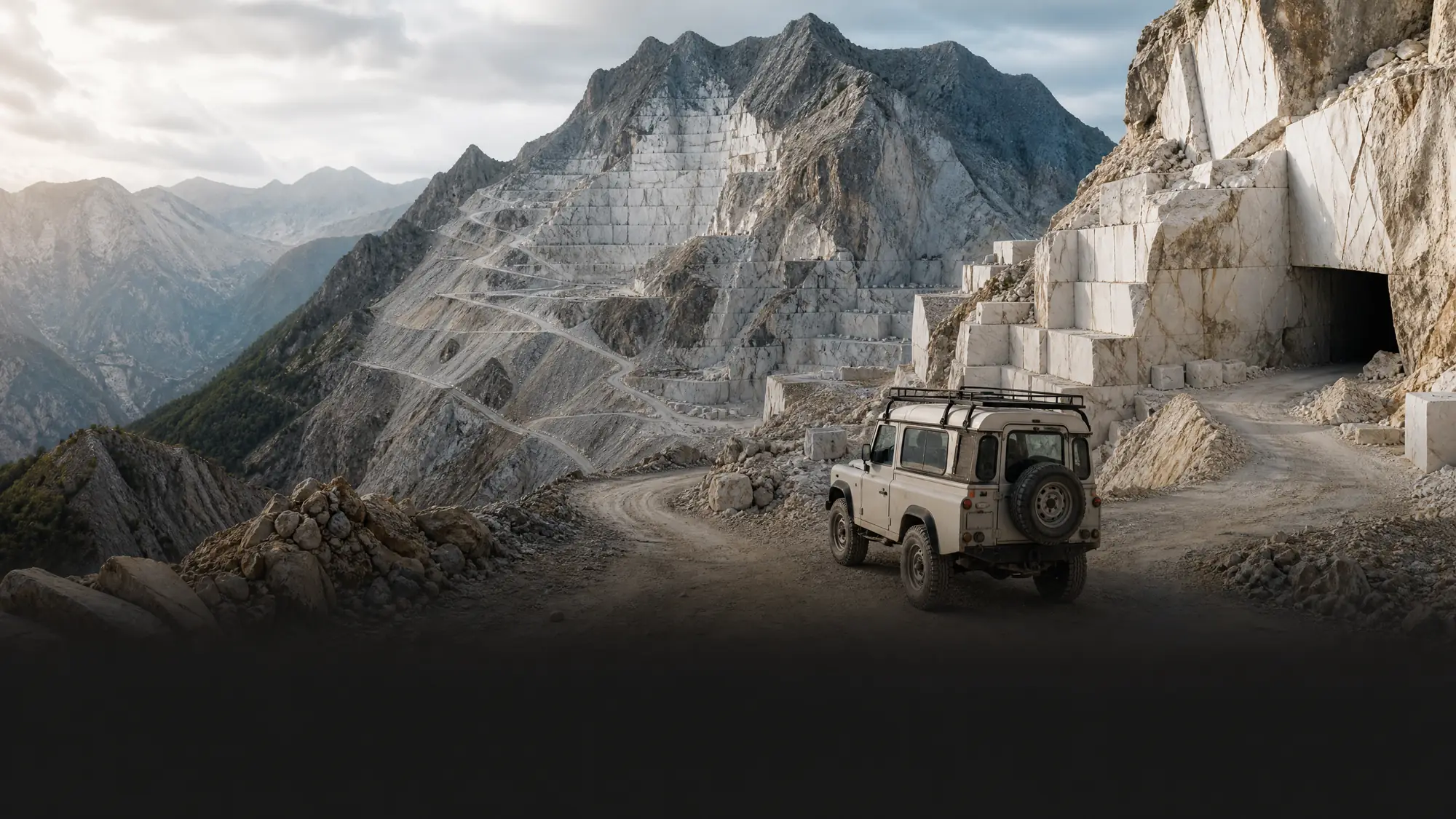 Erkunden Sie die aktiven und historischen Marmorbecken der Apuanischen Alpen. Fahren Sie mit 4x4-Offroad-Fahrzeugen in weitläufige unterirdische Höhlen und hoch gelegene Abbauzonen.