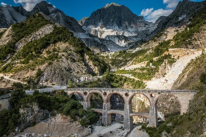 Malerischer Blick auf eine mehrbogige Brücke, die zu den Marmorsteinbrüchen führt.