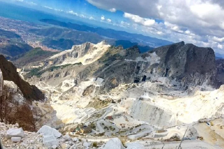 Panoramablick auf die in den Berghang gehauenen Carrara-Marmorsteinbrüche.