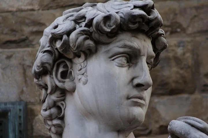 Nahaufnahme des Kopfes von Michelangelos David-Statue aus weißem Carrara-Marmor